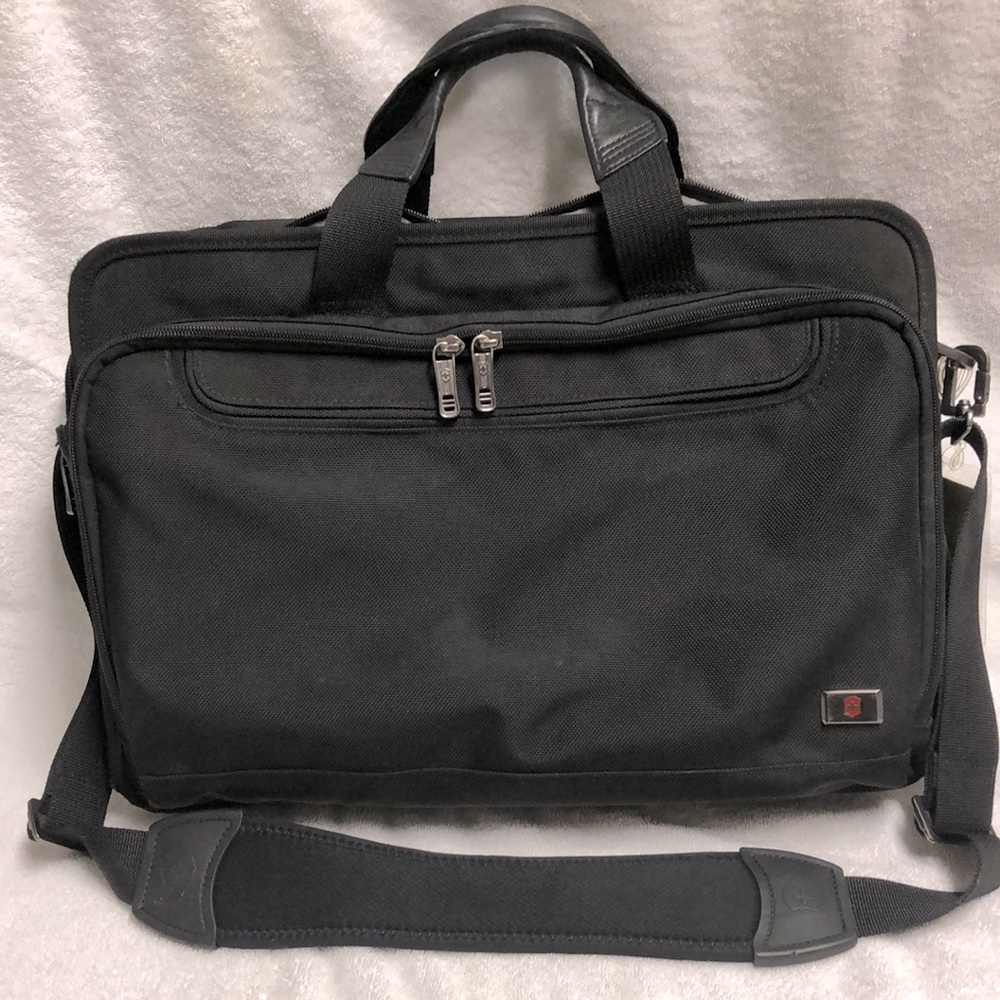 VICTORINOX SWISS ARMY BLACK NYLON HORIZONTAL 17’’ w/ REMOVABLE COMPUTER CASE